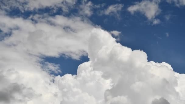 Día del Verano Tormentoso en la Atmósfera. Time Lapse of Building Nubes de tormenta en el cielo azul . — Vídeo de stock