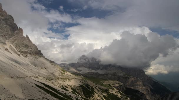 Viharos nap az olasz Dolomitokban. Alpesi régió a nyári napon. — Stock videók