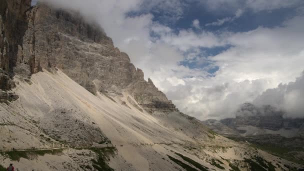 Paesaggio montano panoramico delle Dolomiti italiane durante la calda giornata estiva . — Video Stock