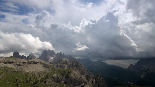 Tormenta en la región alpina de los Dolomitas italianos. Tormenta de la tarde de verano. Misurina, Italia . — Vídeos de Stock