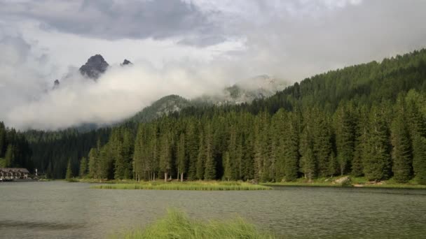 Italské Alpy na jezeře Misurina destinace. Vyhlídkové Dolomity. — Stock video