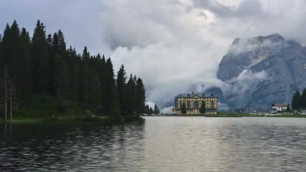 25 juli, 2019. Lake Misurina och operan stifts Sanen San Bernardo degli Überti Istituto Pio XII tidsfördröjning video. — Stockvideo