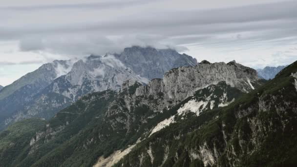 Mangart ou Mangrt é uma montanha nos Alpes Julianos, localizada na fronteira entre a Itália e a Eslovénia. . — Vídeo de Stock