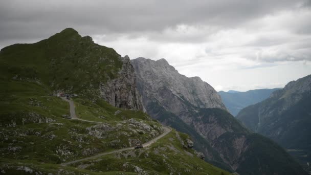 Zomerdag bergen alpine landschap. Sloveense Julische Alpen en de weg naar Mangart Peak. — Stockvideo