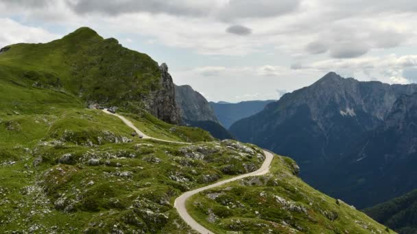 Time Lapse Vídeo del camino a la montaña Mangart en esloveno Julián Alpes Norther Eslovenia . — Vídeo de stock