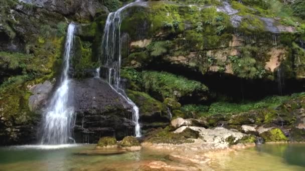 Malebné Virje vodopád v údolí Soca ve Slovinsku. Scenérie letního času. — Stock video