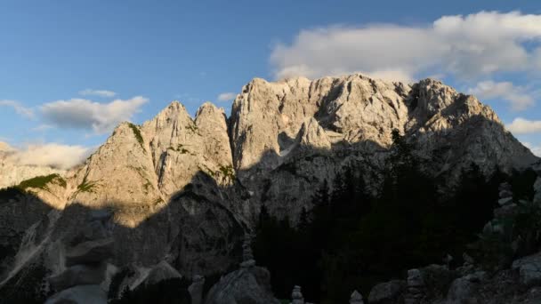 Janela da frente no Monte Prisojnik. Os Alpes Julianos na Eslovénia. Vista de Verão Cênica . — Vídeo de Stock