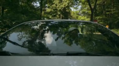 Cabriolet Araba Sürme. Modern Cabrio Araçla Yolda İki Başarılı Kafkas Erkek.