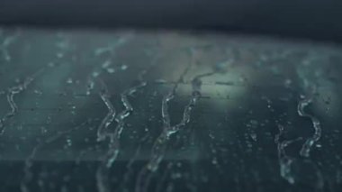 Oto Yıkamada Araç. Aracın Arka Camında Akan Suyun Kapatılması.