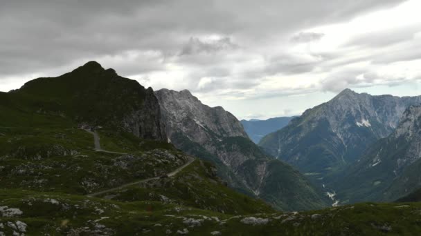 Sloveense Julische Alpen en de weg naar Mangart Peak. Zomer dag landschap timelapse-video. — Stockvideo