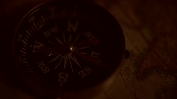 Vieille carte du monde et vieux compas. Expédition et concept d'aventure .