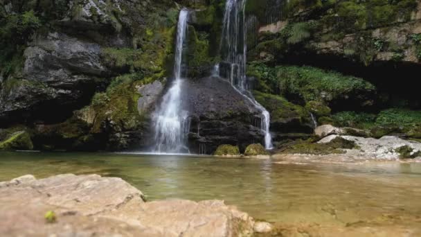 Vattenfallet virje. Natursköna Soca Valley region i Slovenien. — Stockvideo