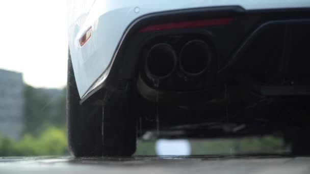 Voiture moderne dans le lavage de voiture. Système d'échappement et l'eau de pulvérisation Gros plan — Video