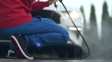 Kafkas Erkekler Modern Güçlü Basınçlı Yıkama Kullanarak Onun Modern Cabrio Araç Yıkama.