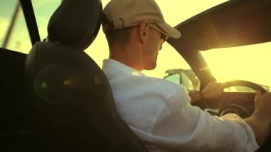 Cabrio Arabada Yaz Öğleden Sonra Road Trip. 30'lu Yaşlarındaki Kafkas Erkekleri Sürücünün Keyfini Çıkarıyor.