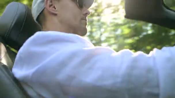 Hombres caucásicos en sus 30 años disfrutando de la unidad de coche convertible durante el caluroso día de verano . — Vídeo de stock