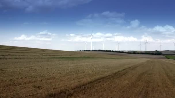 Tereny uprawnych i krajobrazu wiejskiego z nowoczesnych turbin wiatrowych Elektrownia aerial nagrania. — Darmowe wideo stockowe