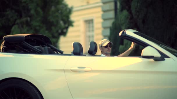 Bestuurder in zonnebril sluiten cabriolet auto dak. Cabriolet auto aandrijving. — Stockvideo