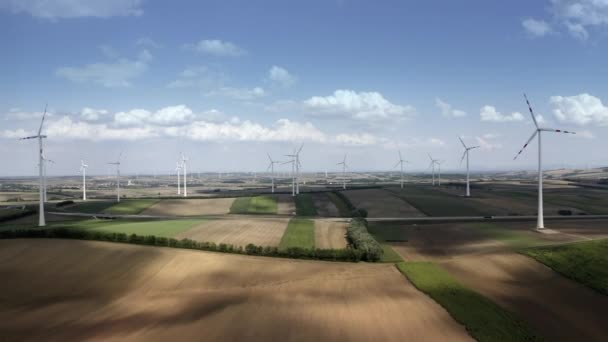 Norra Österrike landsbygden landskap antenn film. Jordbruksmark och vindkraftverk kraftverket — Stockvideo