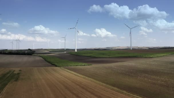Jordbruksmark och vindkraftverk kraftverket. Norra Österrike, Europa. — Stockvideo