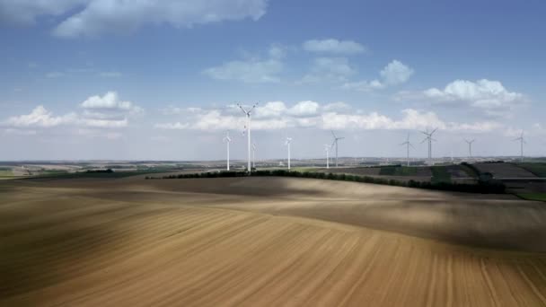 Filmagem aérea da paisagem das terras agrícolas no norte da Áustria, Europa. Agricultura indústria tema . — Vídeo de Stock