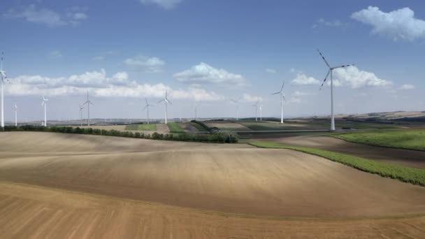 Terras agrícolas austríacas e paisagem rural com turbinas eólicas Tema aéreo da usina . — Vídeo de Stock