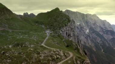 Julian Alpleri'ndeki Mangart Dağı'na giden manzaralı yol. Kuzey Slovenya. Havadan Görüntüler.