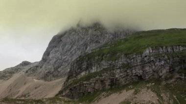 Mangart yolu Julian Alpleri'nde bir dağdır. Kuzey Slovenya. Havadan Görüntüler.
