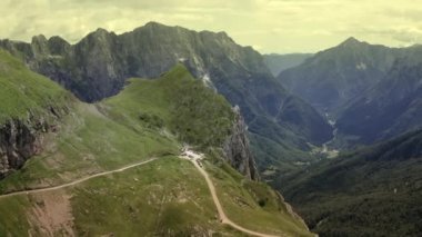 Slovenya, Avrupa Julian Alpleri'nde Mangart Dağ Bölgesi. Havadan Manzara Görüntüleri.
