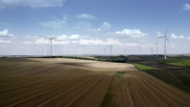 Tarım ve Enerji Sanayi Teması. Rüzgar Türbinleri Enerji Santrali ve Avusturya Enerji Santrali Peyzaj. — Stok video