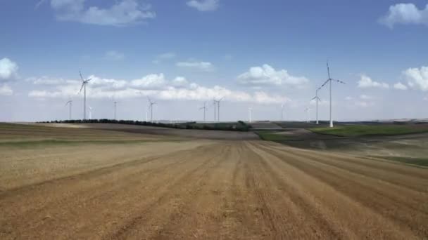 Paisagem austríaca Paisagem aérea Filmagem. Terras agrícolas e a usina de turbinas eólicas. Áustria do Norte, Europa . — Vídeo de Stock