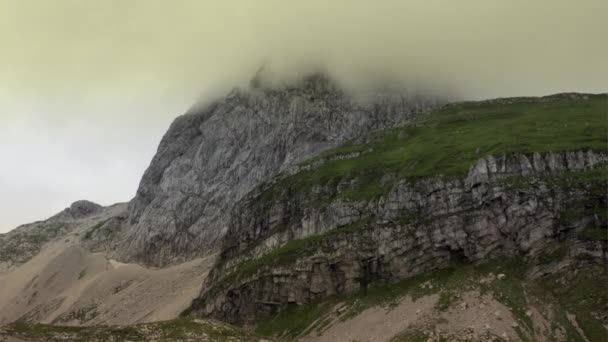 Camino a Mangart es una montaña en los Alpes Julianos. Norte de Eslovenia. Filmación aérea . — Vídeos de Stock