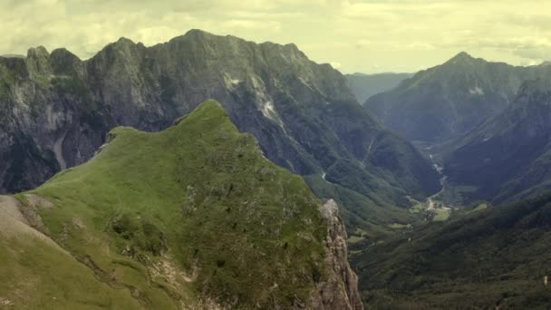 Εναέρια γραφικά πλάνα του δρόμου προς το βουνό Μάνκαρτ στις Ιουλιανές Άλπεις της Σλοβενίας, Ευρώπη. — Αρχείο Βίντεο