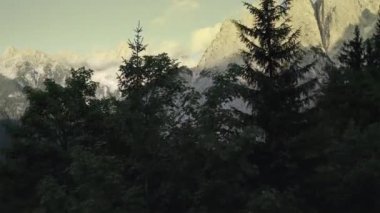 Yaz Geç Öğleden sonra Sırasında Manzara Ön Pencere Dağ veya Mount Prisojnik Havadan Görüntüleri. Slovenya, Avrupa.