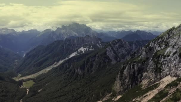 Region słoweński Alpy Julijskie. Malownicze góry krajobraz aerial Zdjęcia. — Wideo stockowe