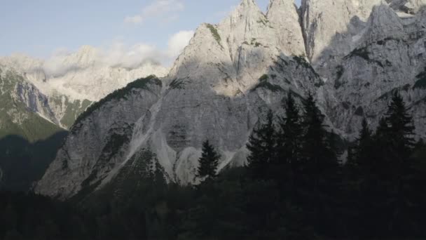 Hora přední okna nebo hora Prizjnik vyhlídkový Vzdušný záběr. Slovinsko, Evropa. — Stock video