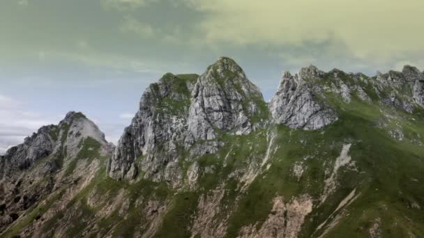 Sloveense berglandschap luchtfoto beelden. Julische Alpen. — Stockvideo