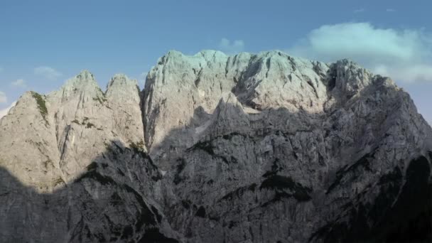 Janela da frente no Monte Prisojnik. Os Alpes Julianos na Eslovénia. Vista de Verão Cênica. Filmagem aérea — Vídeo de Stock