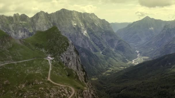 Schilderachtige route in de Sloveense Julische Alpen. Beelden van luchtfoto's. — Stockvideo