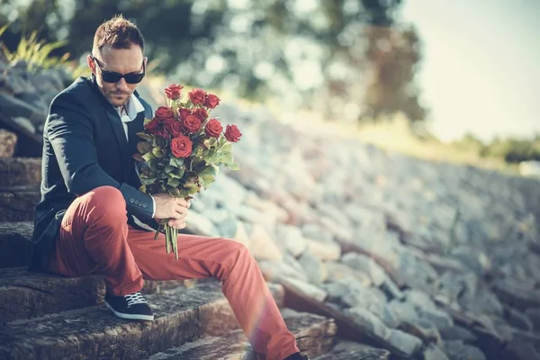 Hombres con Ramo de Rosas —  Fotos de Stock