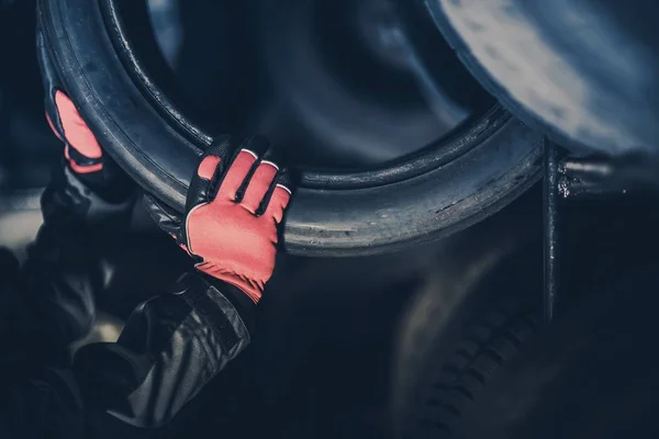 Wahl der richtigen Autoreifen — Stockfoto