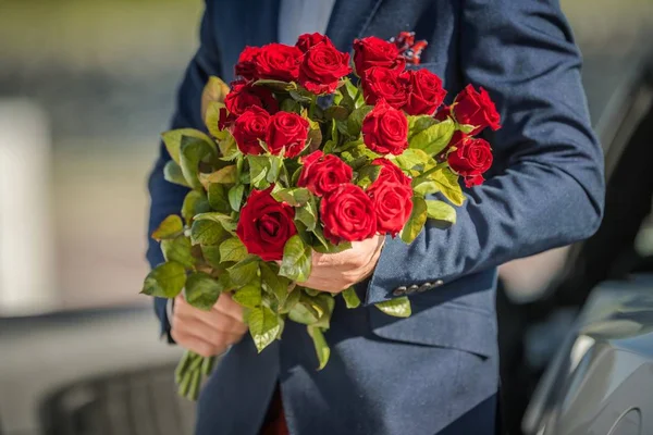 Uomo con Mazzo di Fiori — Foto Stock