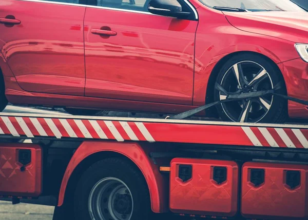 Auto weggesleept op een vrachtwagen — Stockfoto