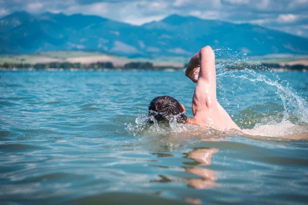 Mannen zwemmen in een meer — Stockfoto