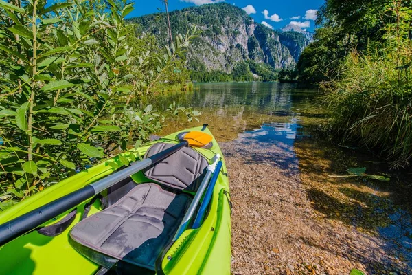 Aussichtsreiches Kajakfahren auf dem See — Stockfoto