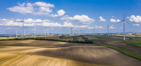 Landsbygd och vindkraftverk — Stockfoto