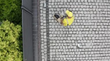 İnşaat İşçisi Kaldırım Tuğla Driveway Havadan Görünümü.