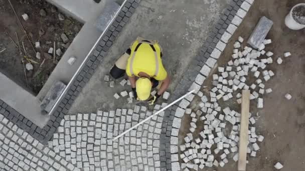 Granit tegel beläggning av kaukasiska byggnadsindustrin arbetare. — Stockvideo