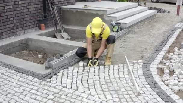 Profesional trabajador caucásico edificio granito pavimentado camino de jardín duro . — Vídeo de stock