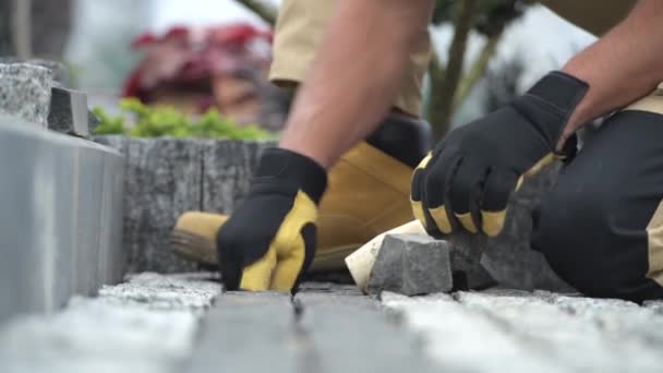 Obrero de la Construcción y Camino Ladrillo Pavimentación Trabajo Primer plano — Vídeo de stock